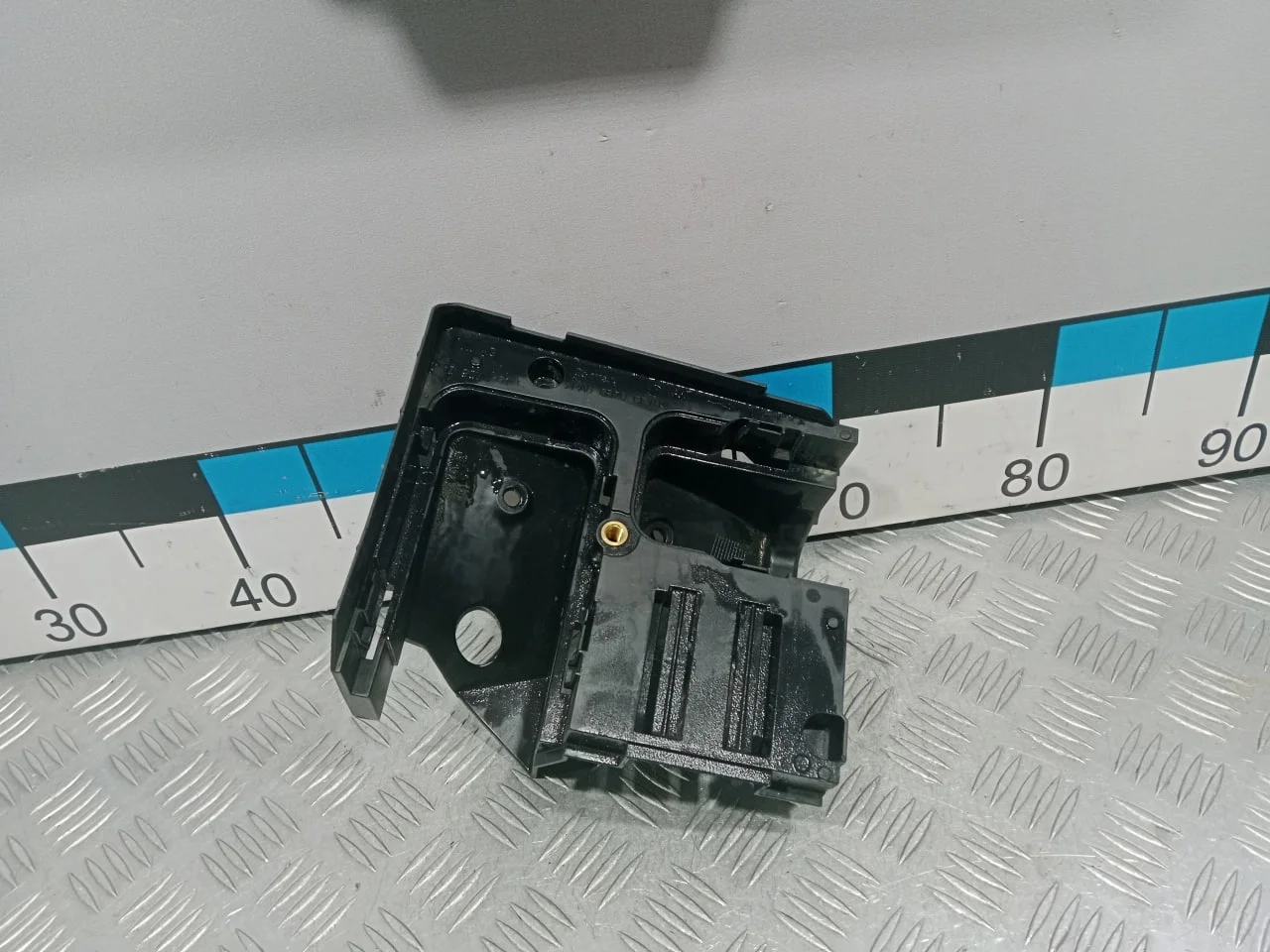 [Б/У] Кронштейн блока предохранителей [Код: 00648984 ]