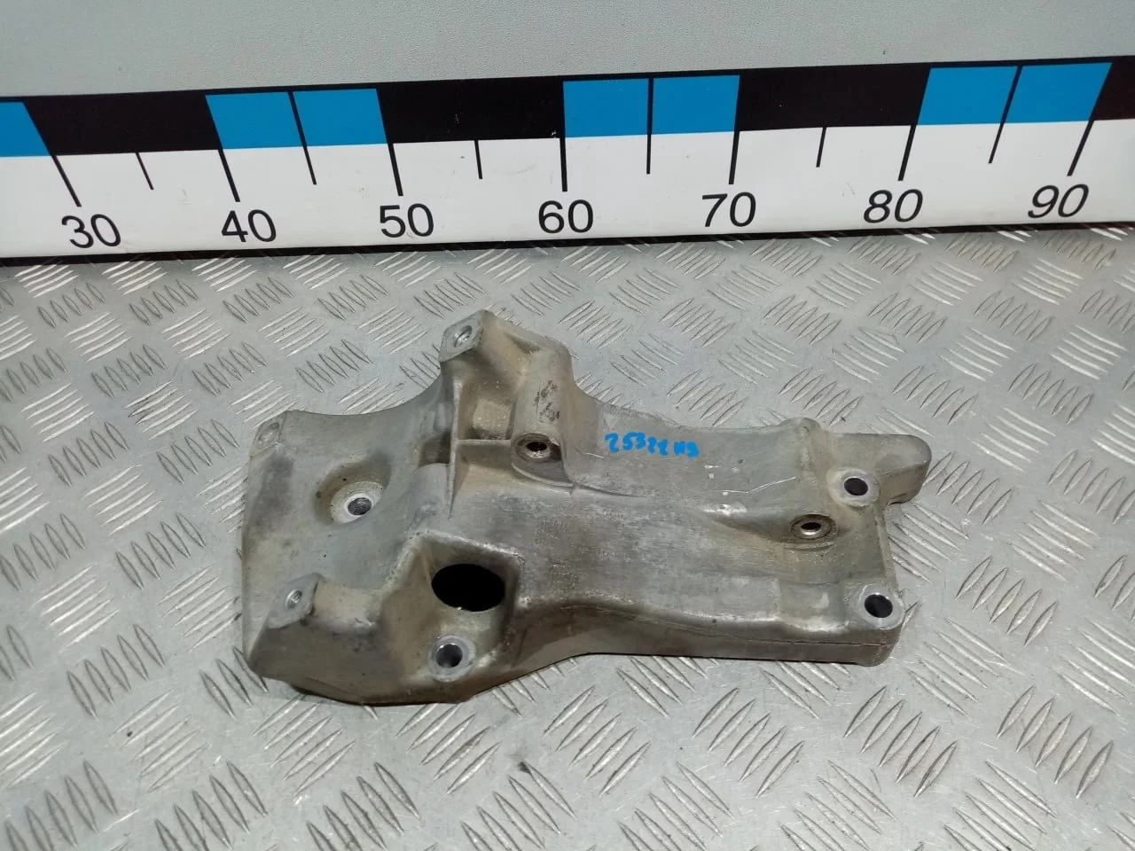 [Б/У] Кронштейн генератора [Код: 00617520 ]