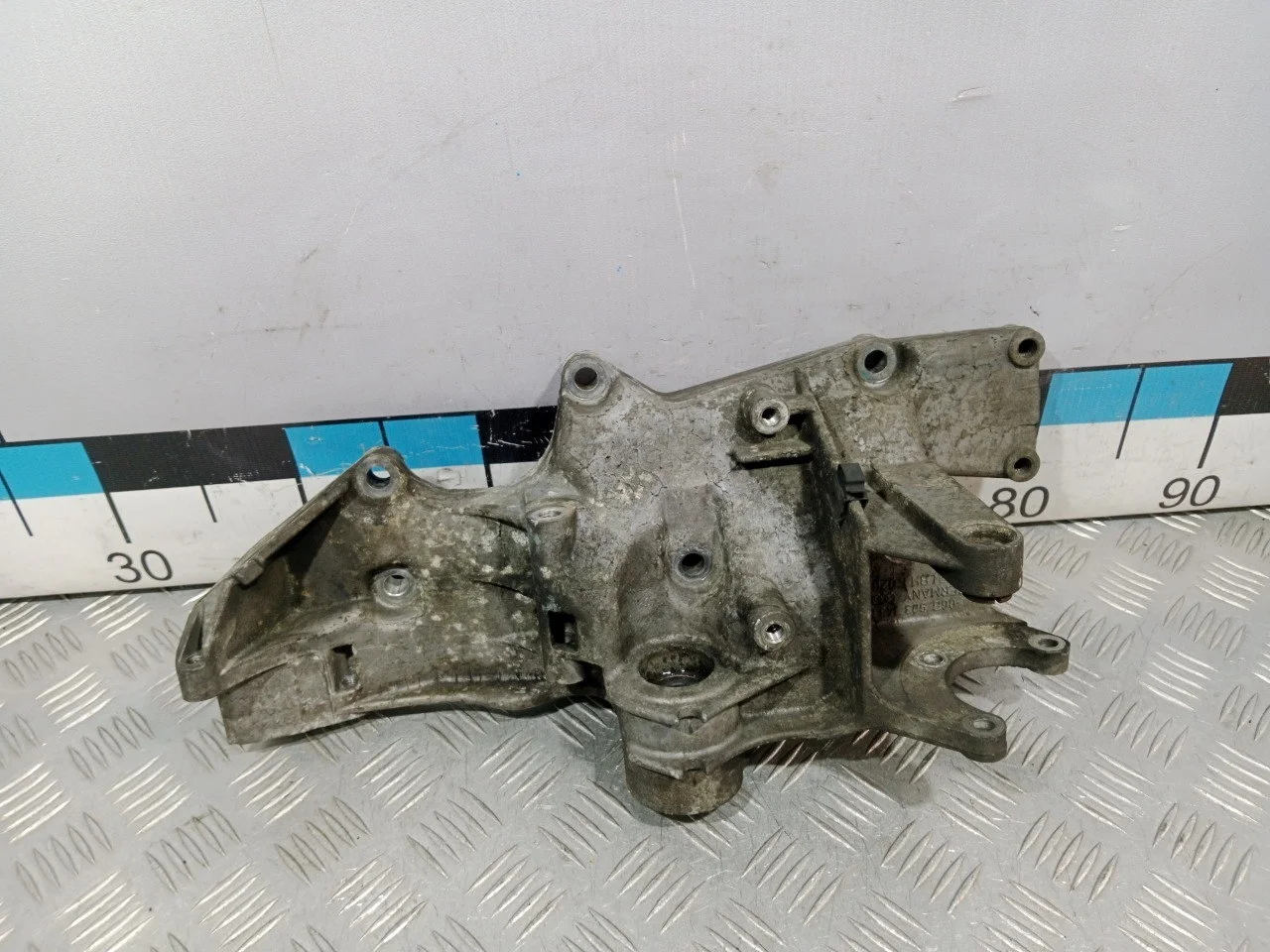 [Б/У] Кронштейн генератора VW Passat [Код: 00591664 ]