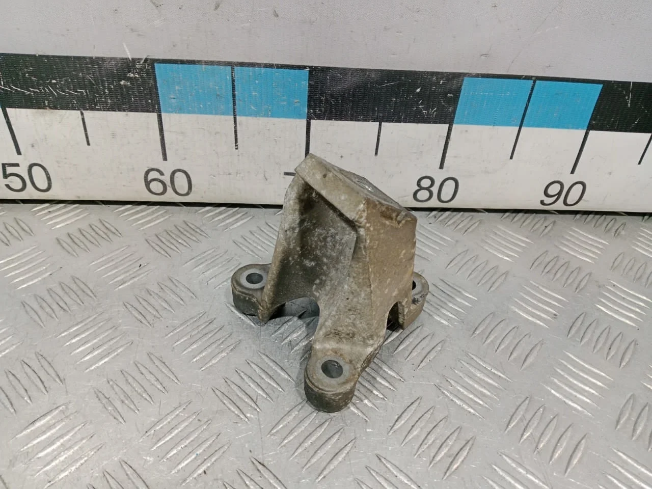 [Б/У] Кронштейн двигателя левый Audi A6 [Код: 00587365 ]