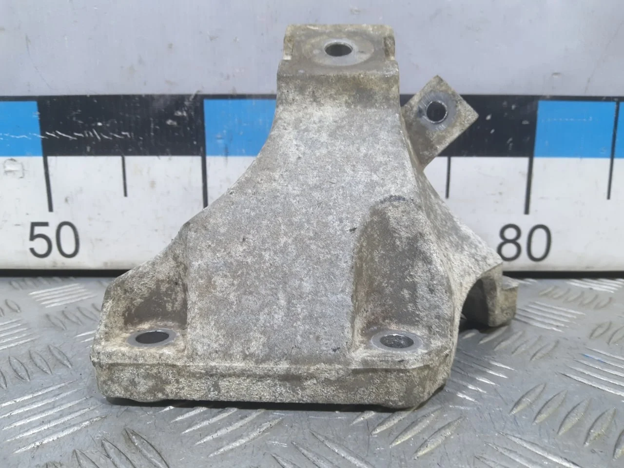 [Б/У] Кронштейн двигателя правый Audi A6 [Код: 00528145 ]