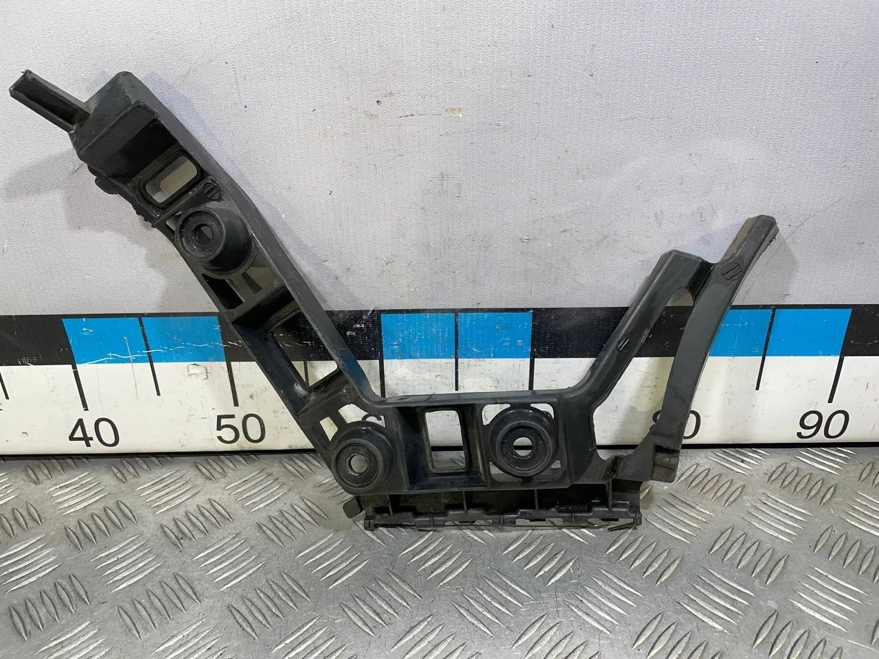 [Б/У] Кронштейн заднего бампера правый [Код: 00532462 ]