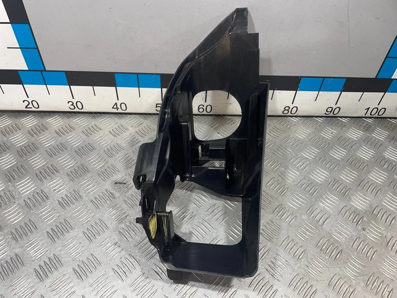 [Б/У] Кронштейн крепления фары правый [Код: 00665751 ]