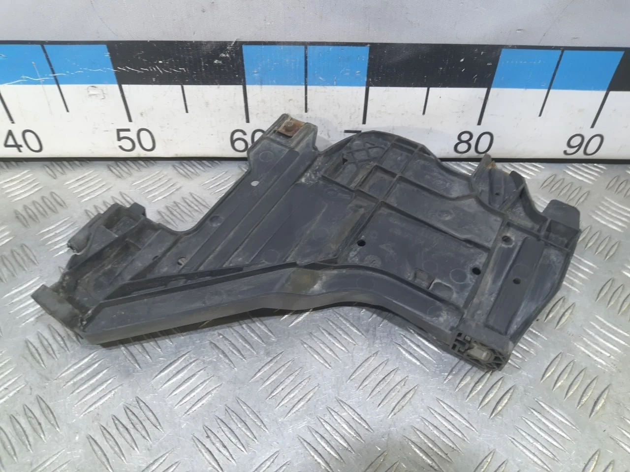 [Б/У] Кронштейн крепления фары правый [Код: 00529564 ]