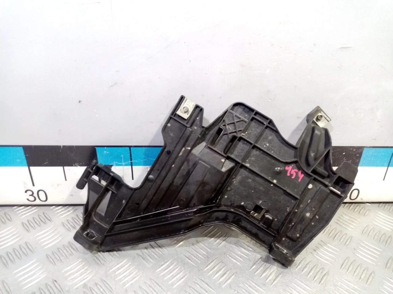 [Б/У] Кронштейн крепления фары правый [Код: 00581950 ]