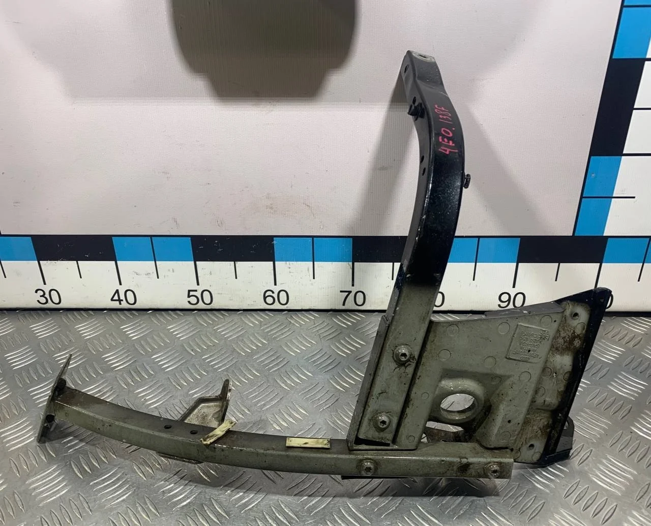 [Б/У] Кронштейн крыла переднего правого Audi A8 [Код: 00297722 ]