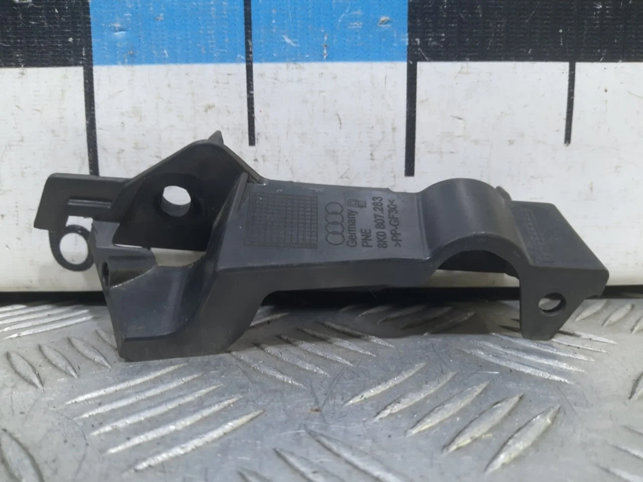 [Б/У] Кронштейн переднего бампера левый Audi A4 [Код: 00530819 ]