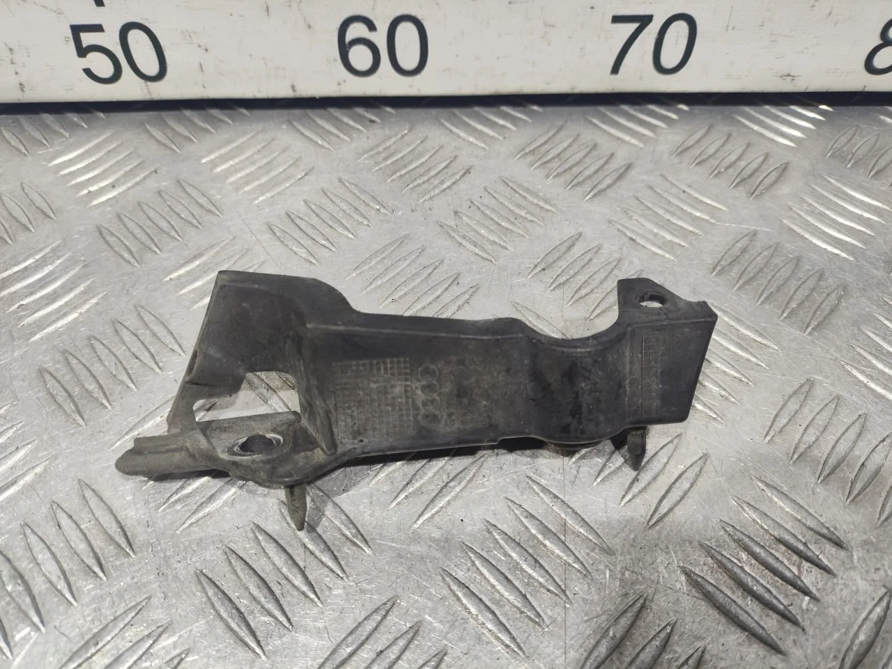 [Б/У] Кронштейн переднего бампера правый Audi A4 [Код: 00661817 ]