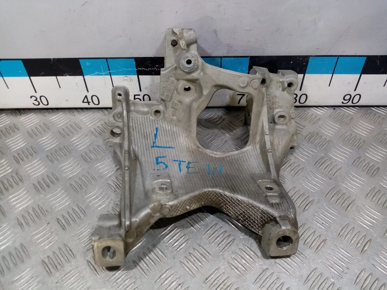 [Б/У] Кронштейн передней балки левый [Код: 00522878 ]