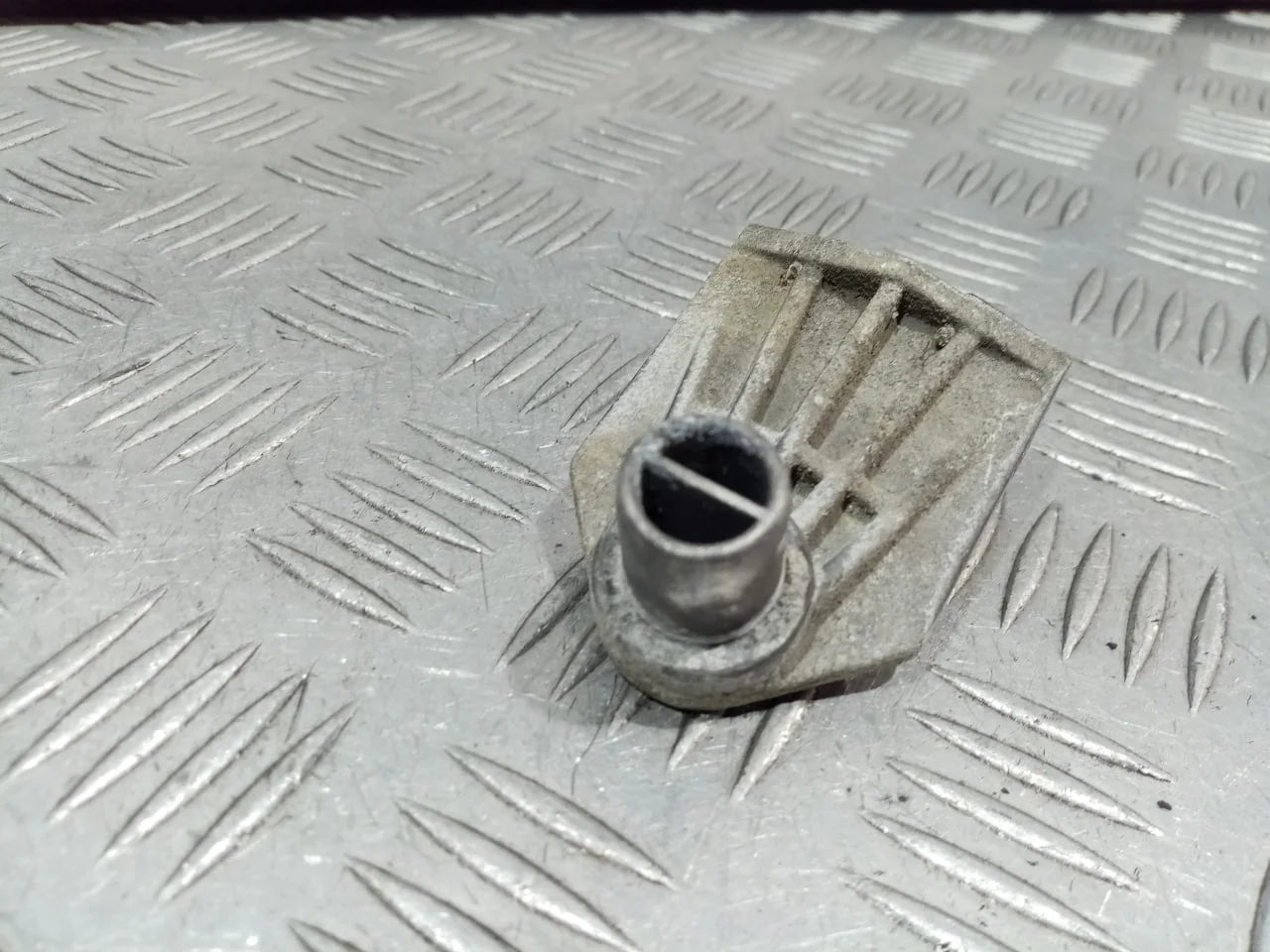 [Б/У] Кронштейн радиатора [Код: 00645818 ]