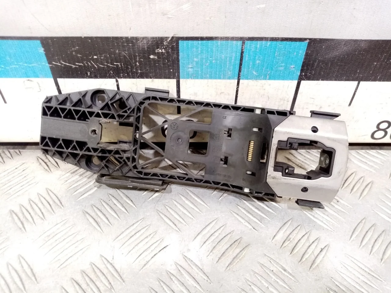 [Б/У] Кронштейн ручки водительской двери [Код: 00572991 ]