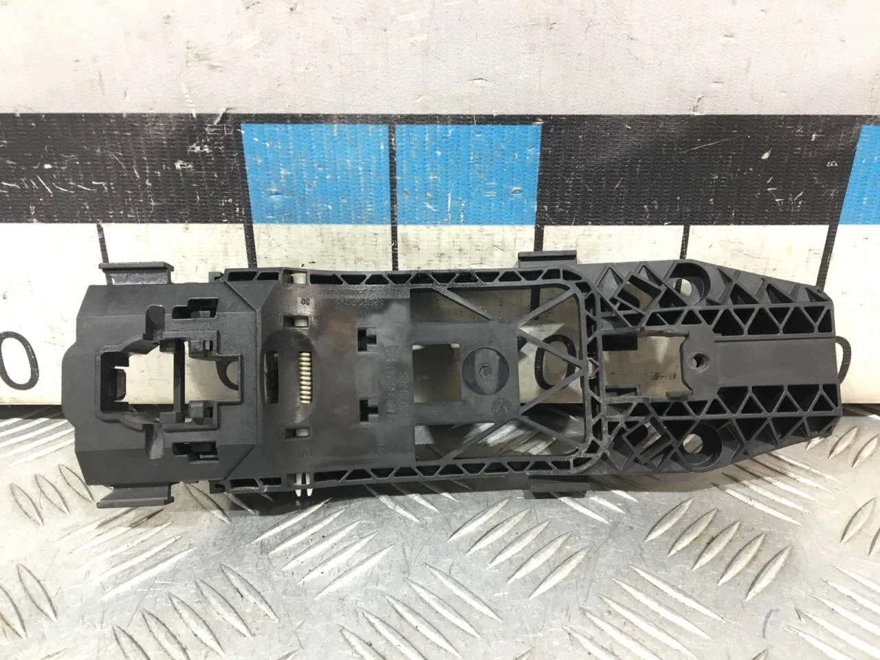 [Б/У] Кронштейн ручки двери [Код: 00599247 ]