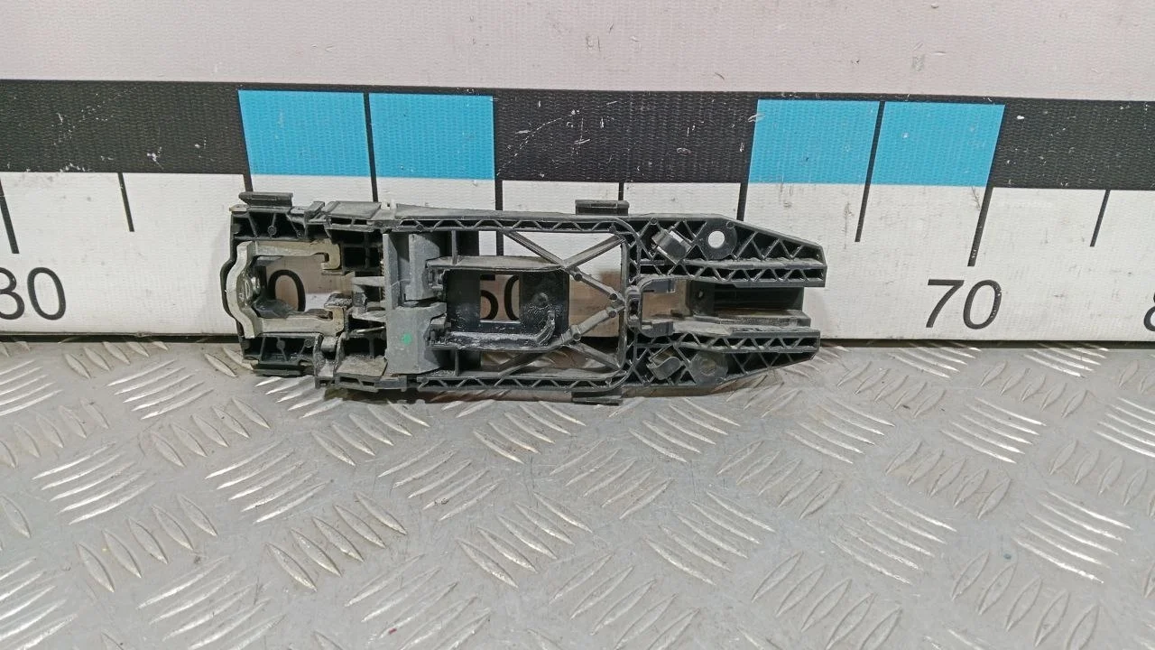 [Б/У] Кронштейн ручки передней левой двери VAG [Код: 00390292 ]