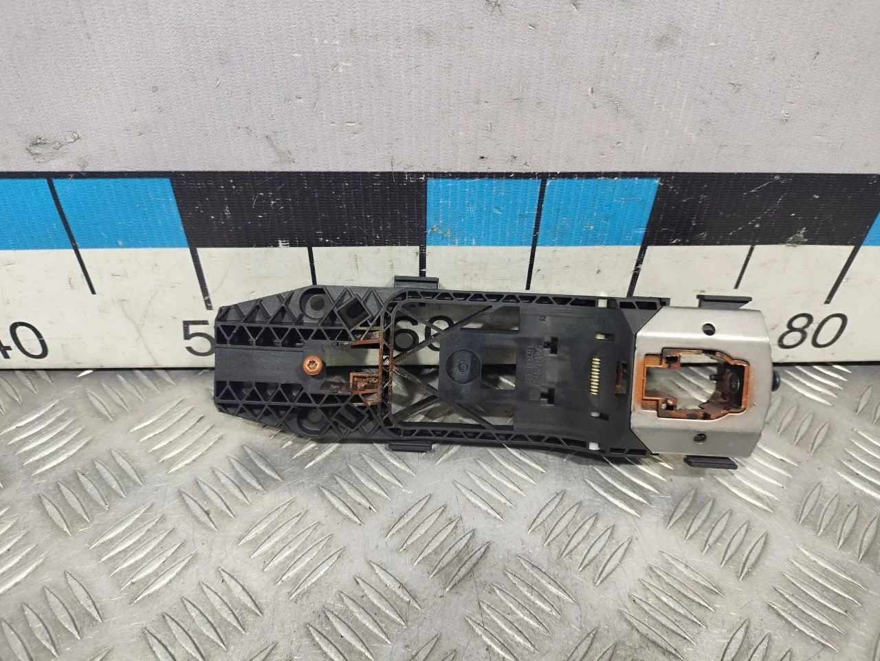 [Б/У] Кронштейн ручки передней левой двери VAG [Код: 00594514 ]