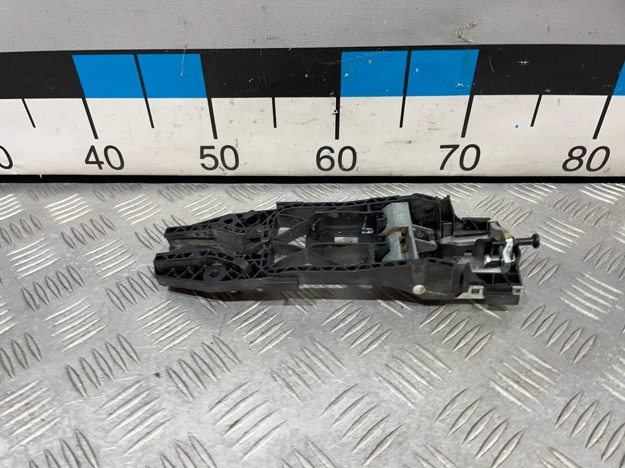 [Б/У] Кронштейн ручки передней левой двери VAG [Код: 00652374 ]