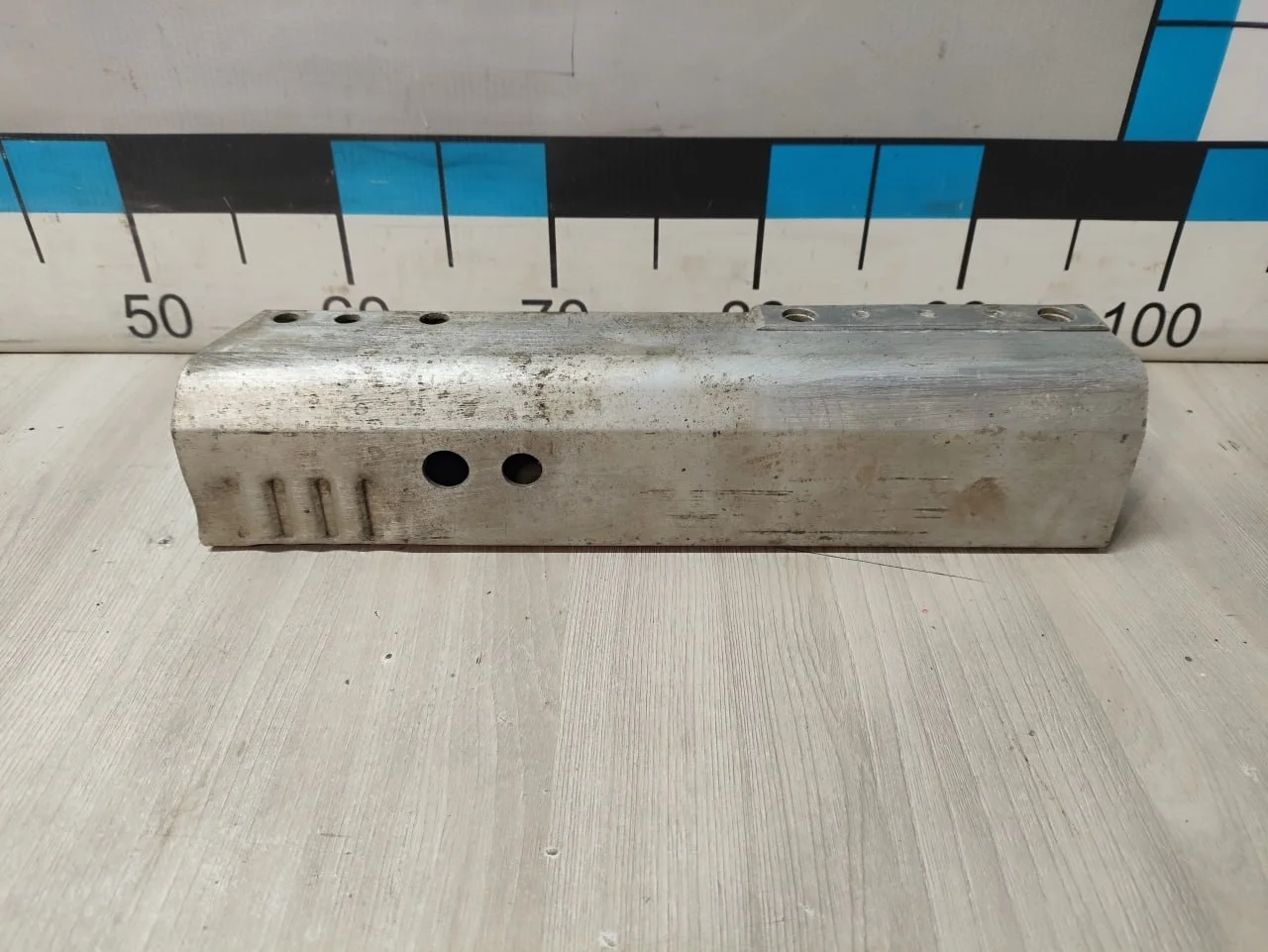 [Б/У] Кронштейн усилителя заднего бампера правый Audi A4 A5 [Код: 00319001 ]