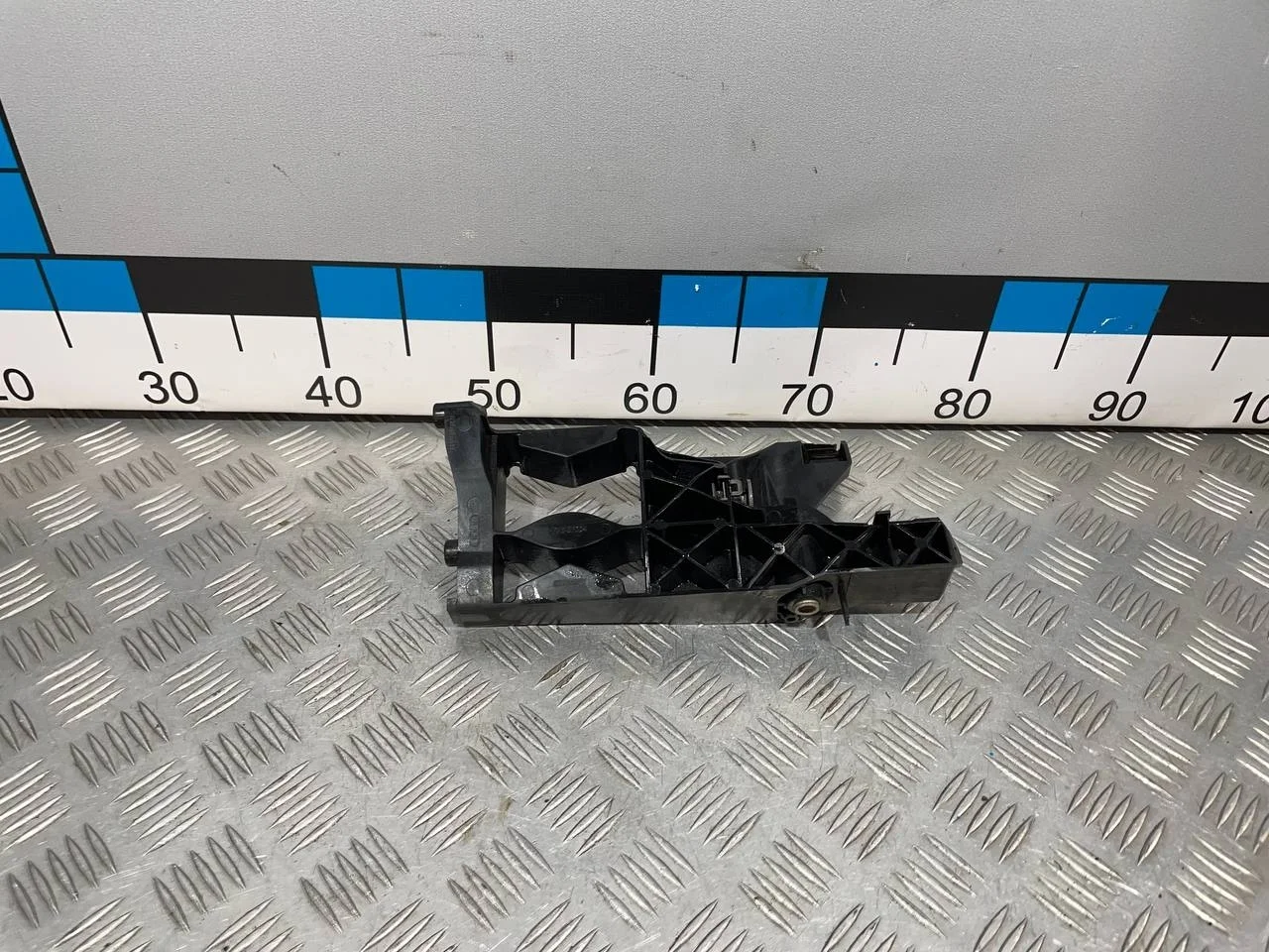 [Б/У] Кронштейн фар правый [Код: 00622589 ]