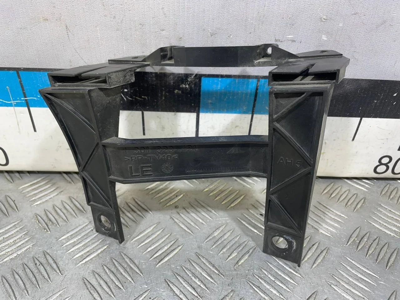 [Б/У] Кронштейн фары левый VW Transporter T5 [Код: 00537208 ]