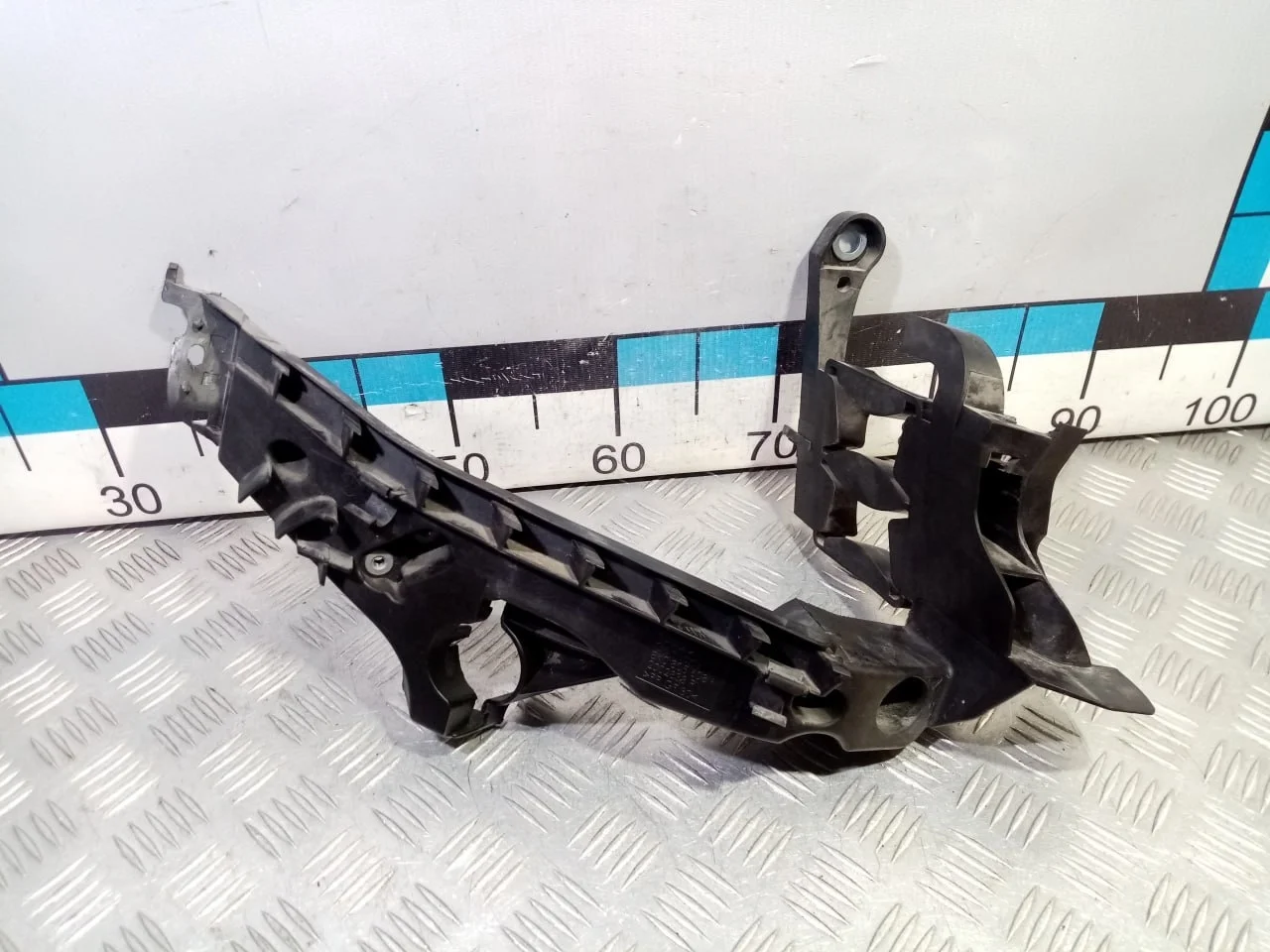 [Б/У] Кронштейн фары правый [Код: 00581956 ]