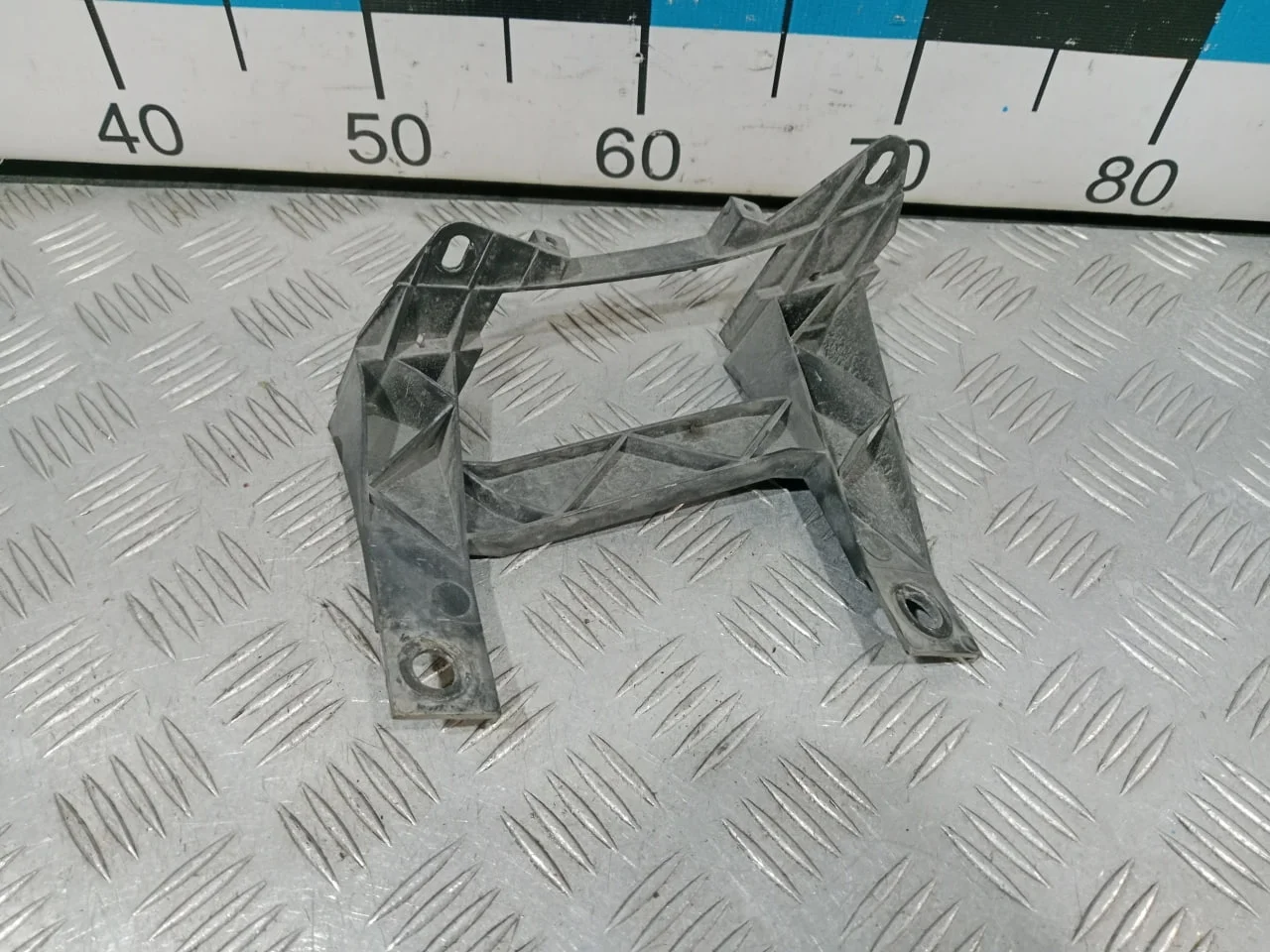 [Б/У] Кронштейн фары правый VW Transporter T5 [Код: 00676819 ]