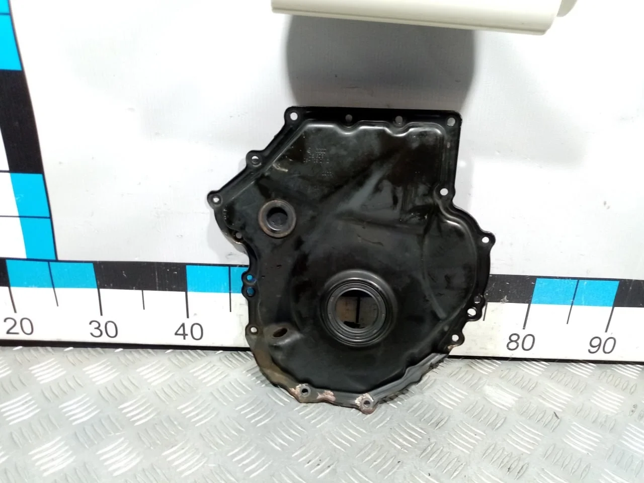 [Б/У] Крышка двигателя передняя - Небольшая потертость от цепи [ХОРОШЕЕ] [Код: 00585940 ]