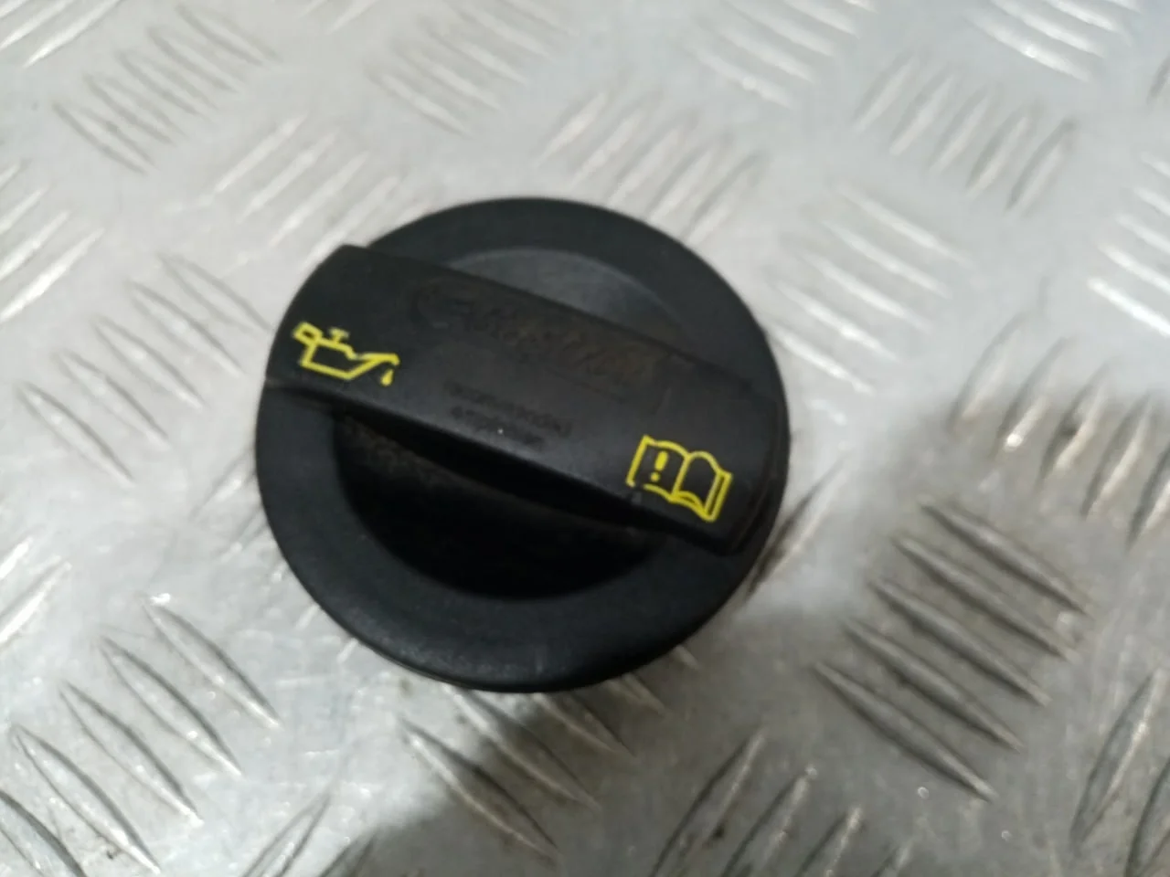 [Б/У] Крышка маслозаливной горловины [Код: 00685053 ]