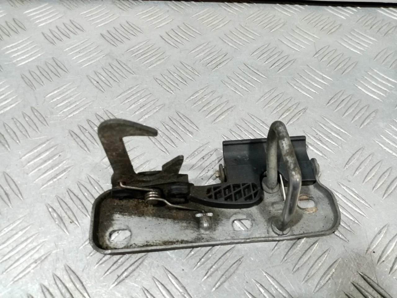 [Б/У] Крючок капота [Код: 00681763 ]