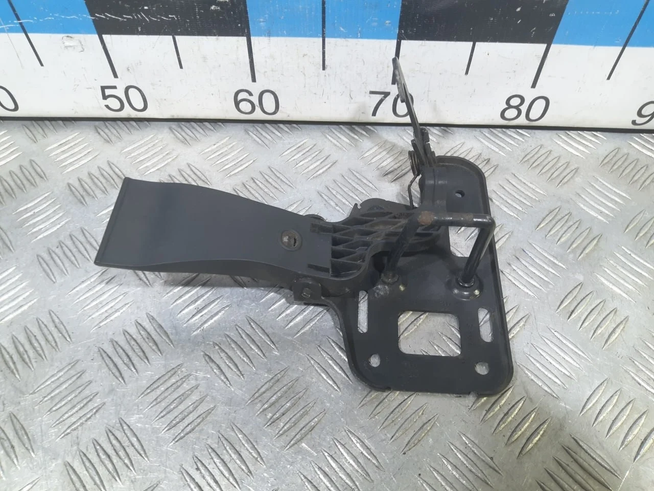 [Б/У] Крючок капота [Код: 00529409 ]