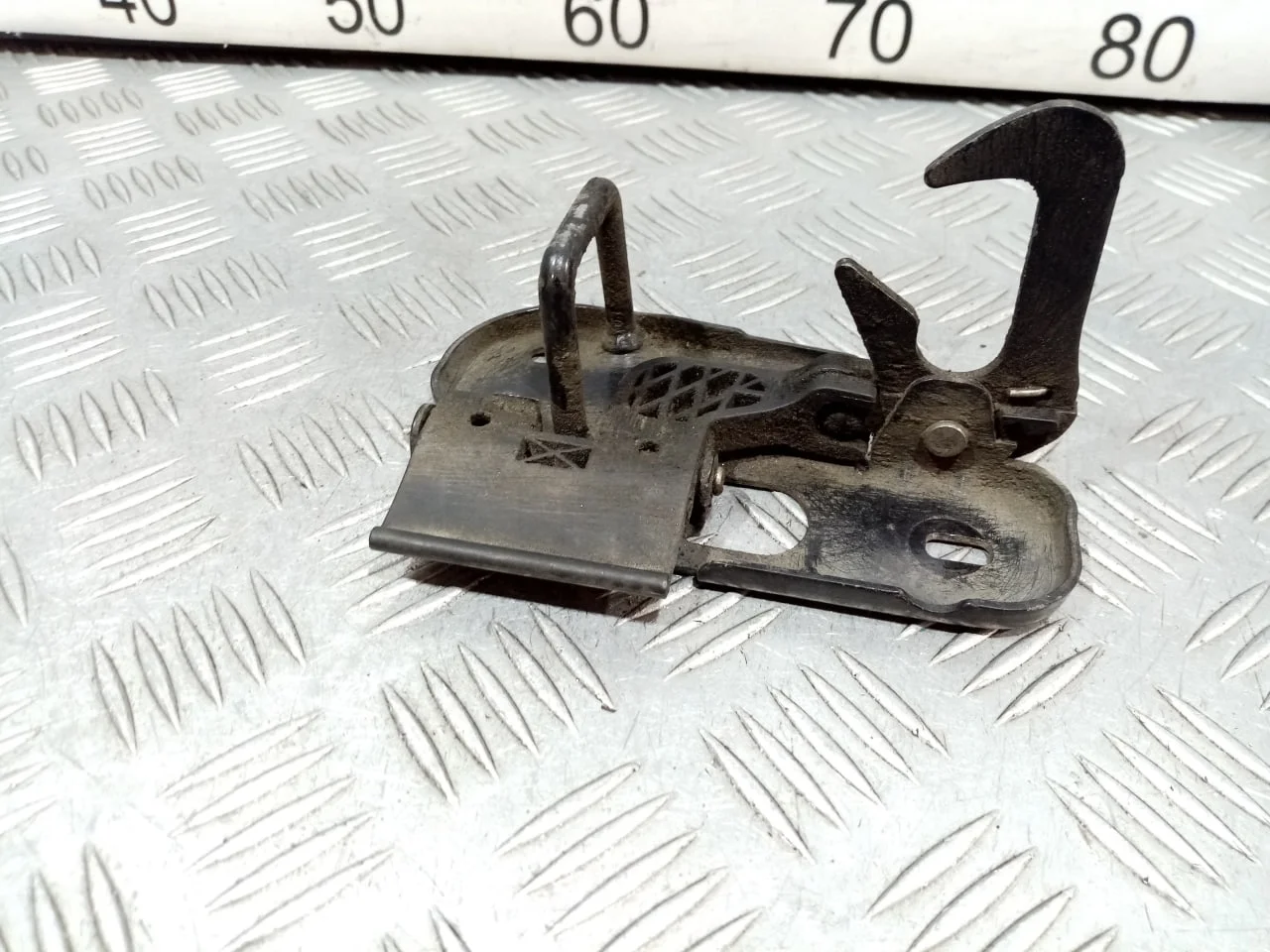 [Б/У] Крючок капота [Код: 00647550 ]