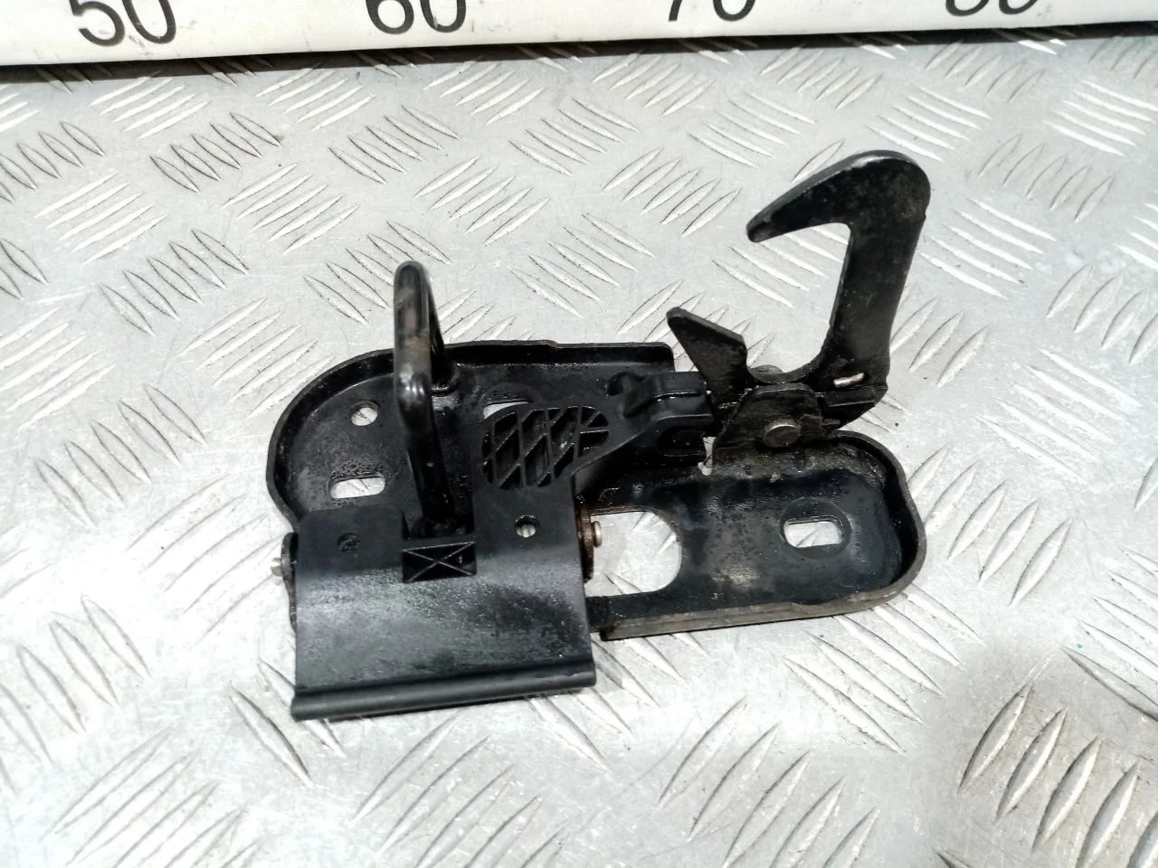 [Б/У] Крючок капота [Код: 00658700 ]