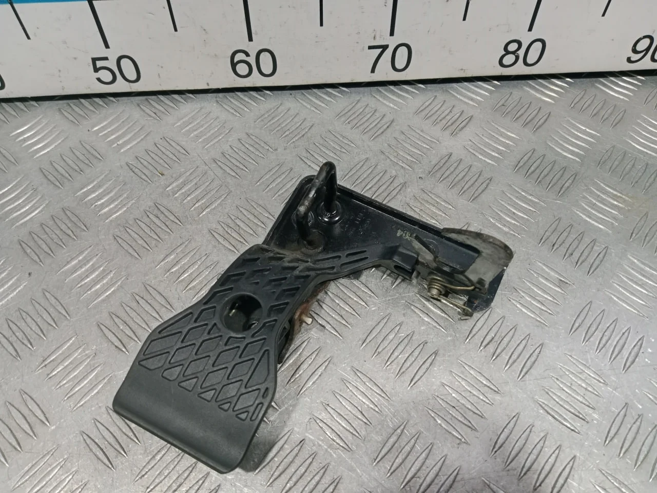 [Б/У] Крючок капота Audi A3 [Код: 00648968 ]