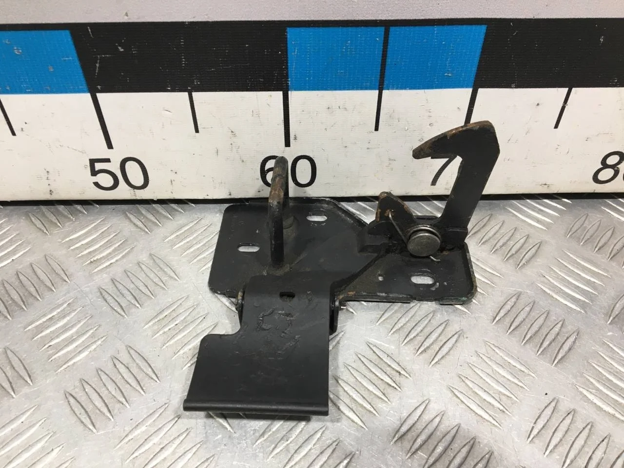 [Б/У] Крючок капота Audi Q7 [Код: 00675746 ]