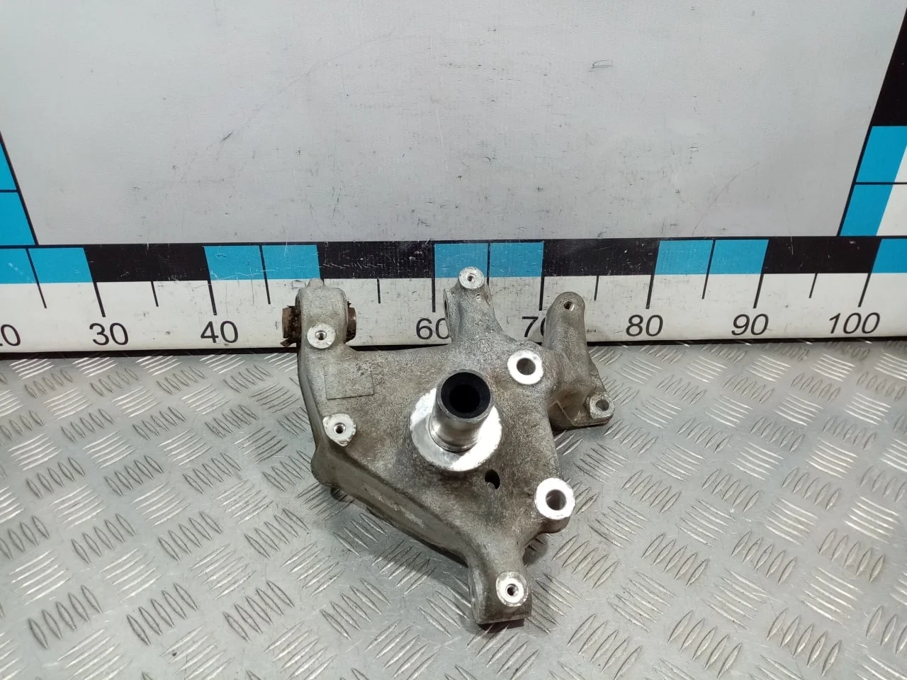 [Б/У] Кулак поворотный задний левый - Саленблок под замену [ХОРОШЕЕ] [Код: 00610767 ]