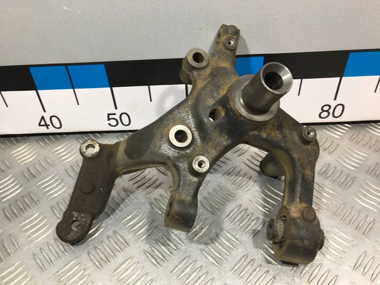 [Б/У] Кулак поворотный задний левый 30мм [Код: 00614116 ]