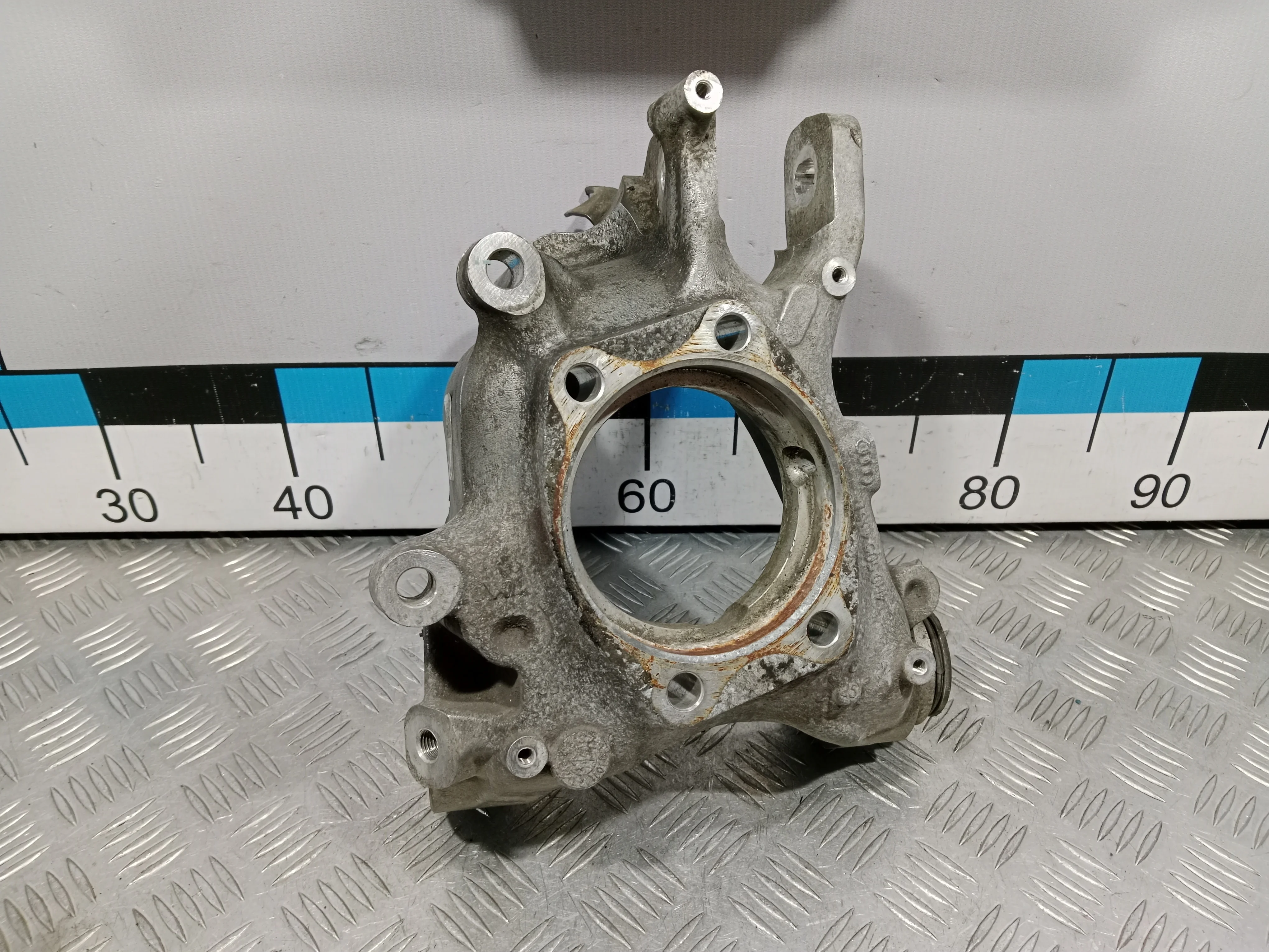 [Б/У] Кулак поворотный задний левый Audi A8 2010-2018 [Код: 00499365 ]