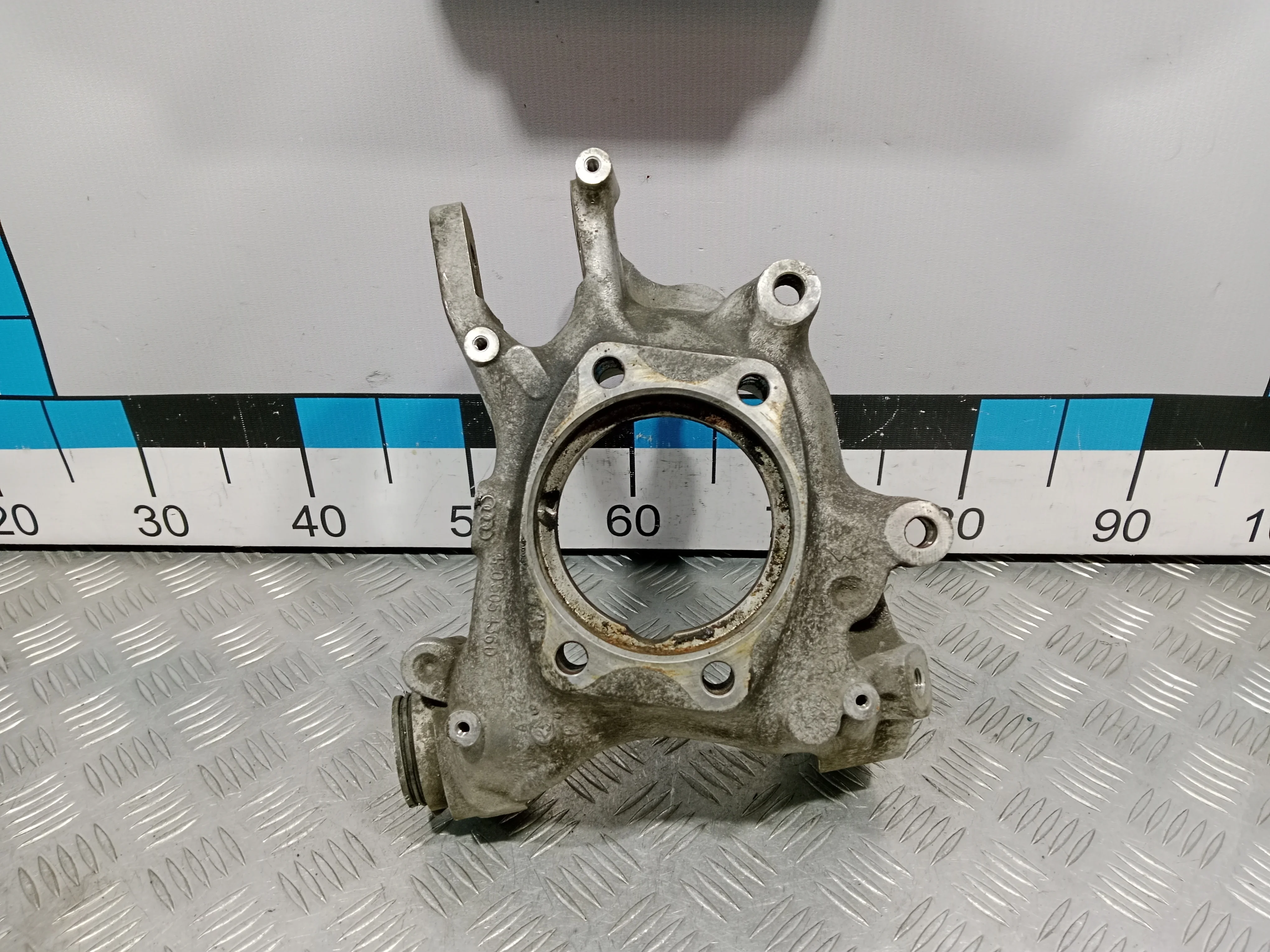 [Б/У] Кулак поворотный задний правый Audi A8 2010-2018 [Код: 00499364 ]