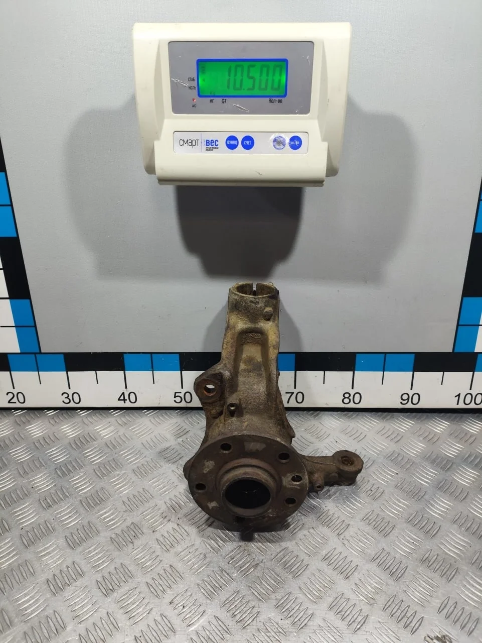 [Б/У] Кулак поворотный передний левый VW T5 - В сборе со ступицей 7H0498611 [Код: 00656267 ]