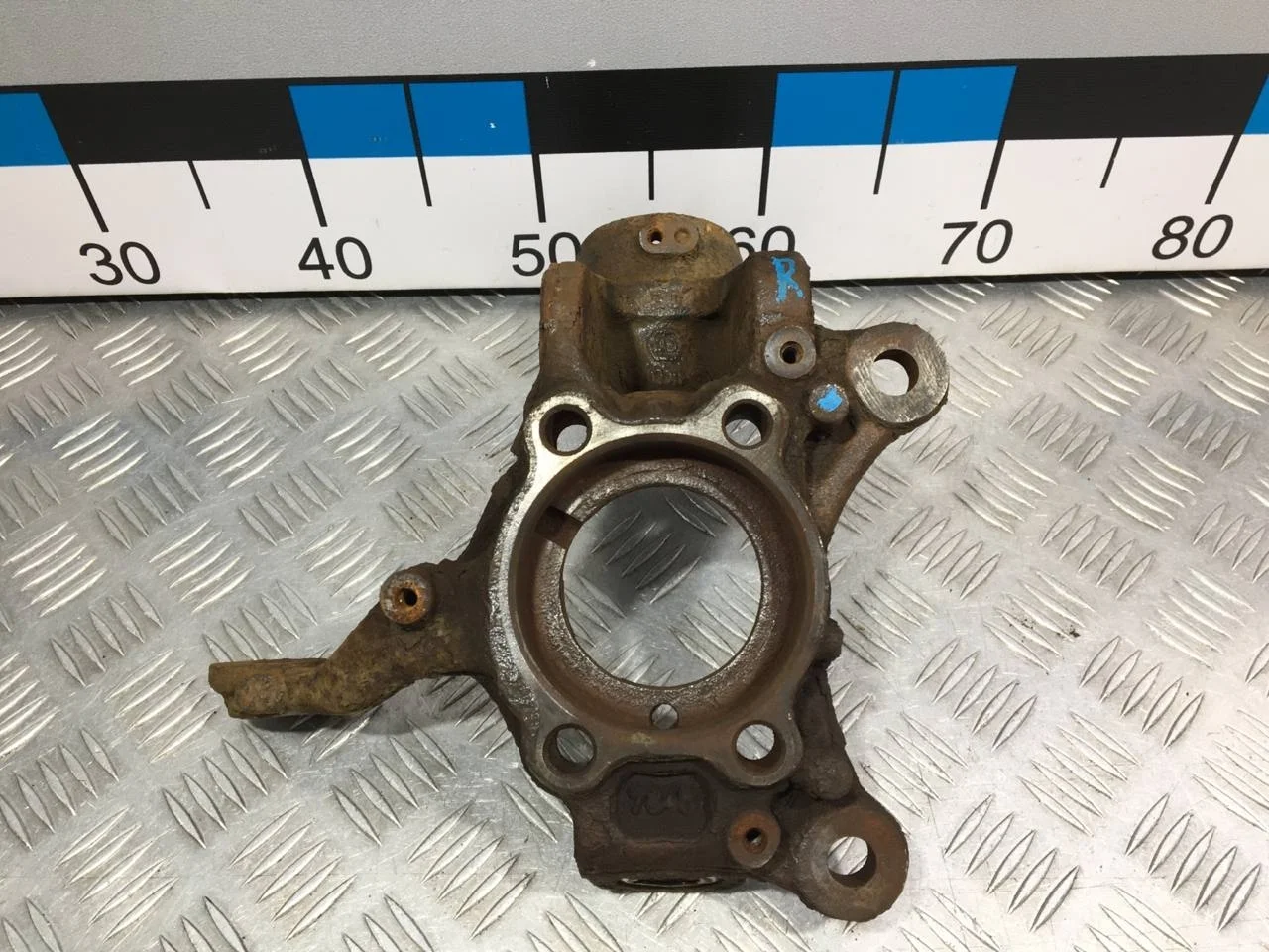 [Б/У] Кулак поворотный передний правый [Код: 00621708 ]