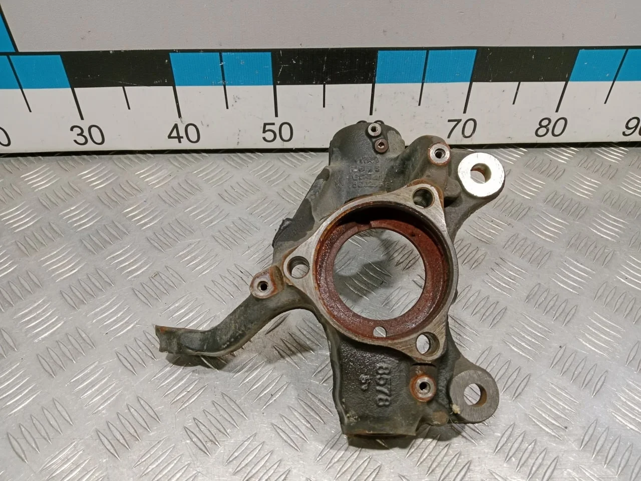 [Б/У] Кулак поворотный передний правый [Код: 00678731 ]