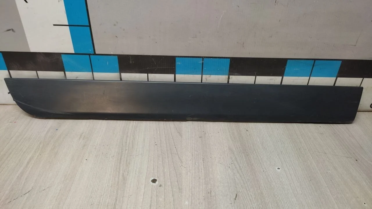 [Б/У] Молдинг двери задней правой нижний серый - црапины не значительные [ХОРОШЕЕ] [Код: 00593670 ]