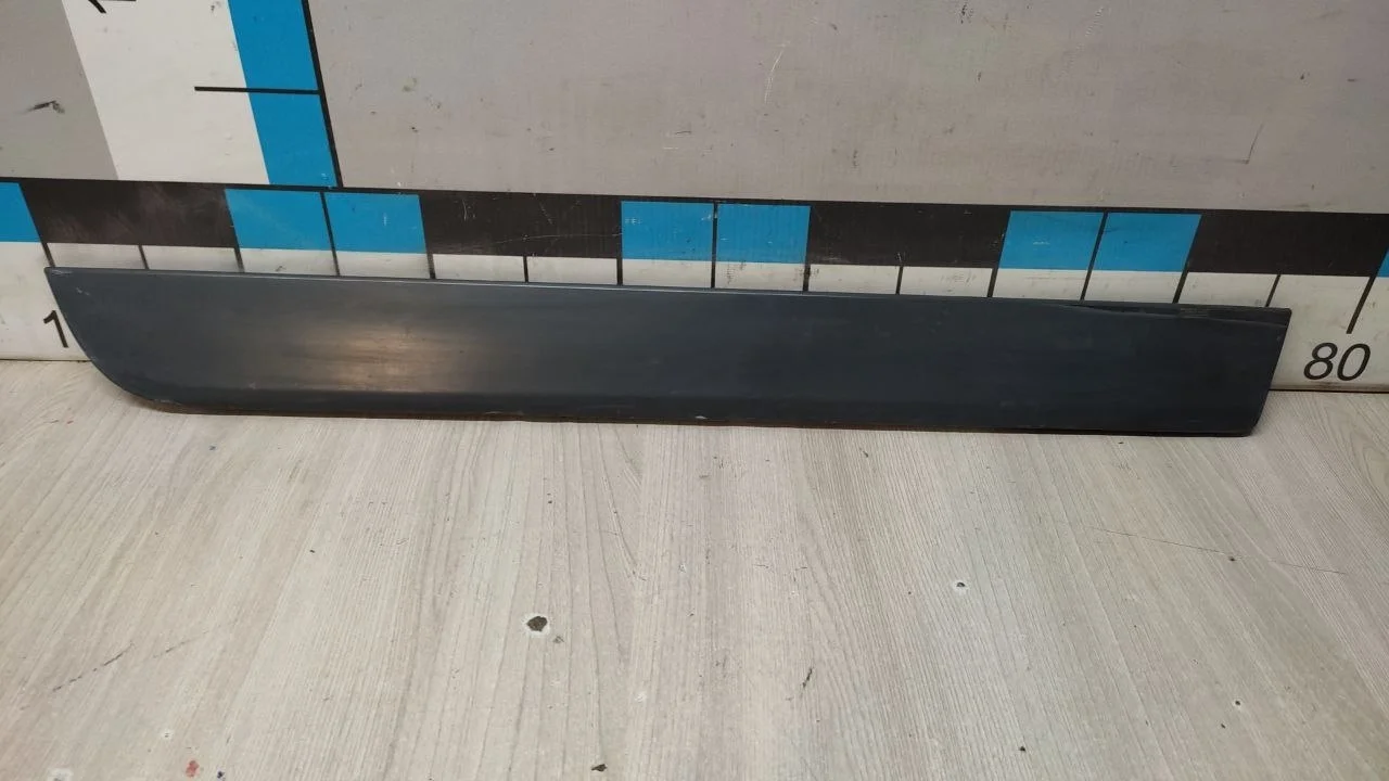 [Б/У] Молдинг двери задней правой нижний серый - црапины не значительные [ХОРОШЕЕ] [Код: 00593671 ]