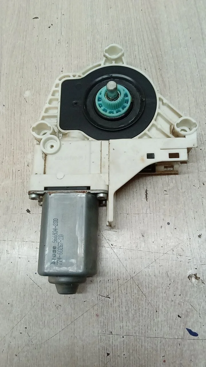 [Б/У] Моторчик стеклоподъемника Audi [Код: 00657816 ]