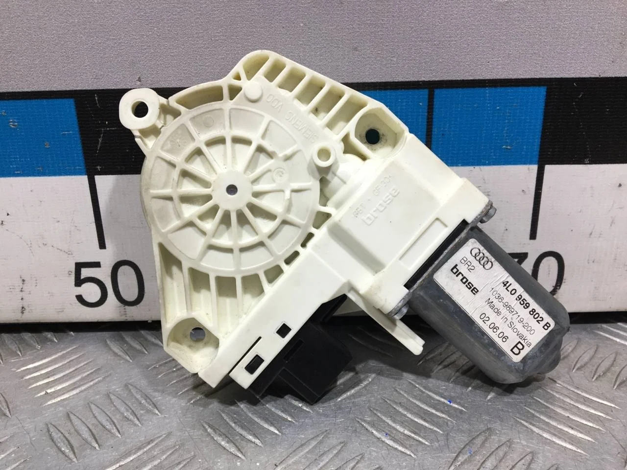 [Б/У] Моторчик стеклоподъемника Audi [Код: 00677048 ]