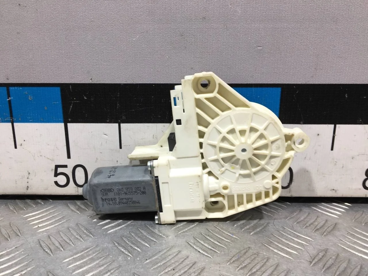 [Б/У] Моторчик стеклоподъемника Audi [Код: 00677049 ]