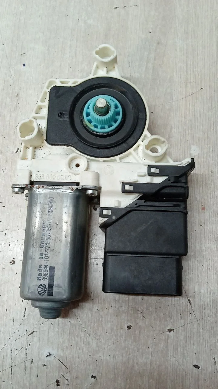 [Б/У] Моторчик стеклоподъемника задний правый [Код: 00326709 ]