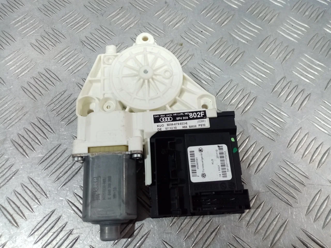 [Б/У] Моторчик стеклоподъемника задний правый [Код: 00650761 ]