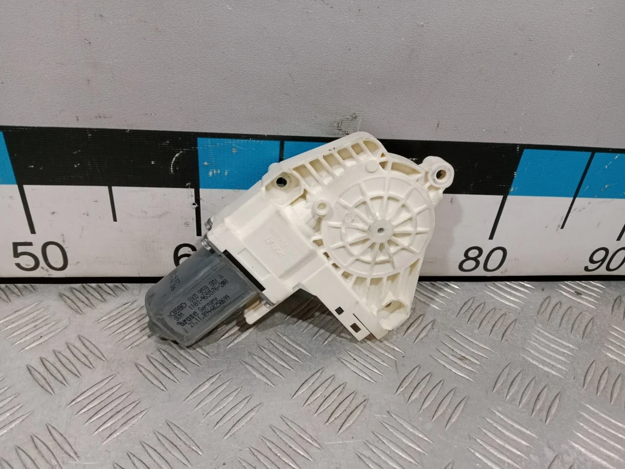 [Б/У] Моторчик стеклоподъемника левый [Код: 00670962 ]