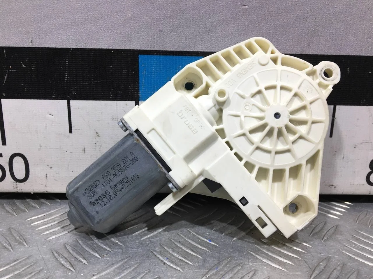 [Б/У] Моторчик стеклоподъемника левый [Код: 00677038 ]