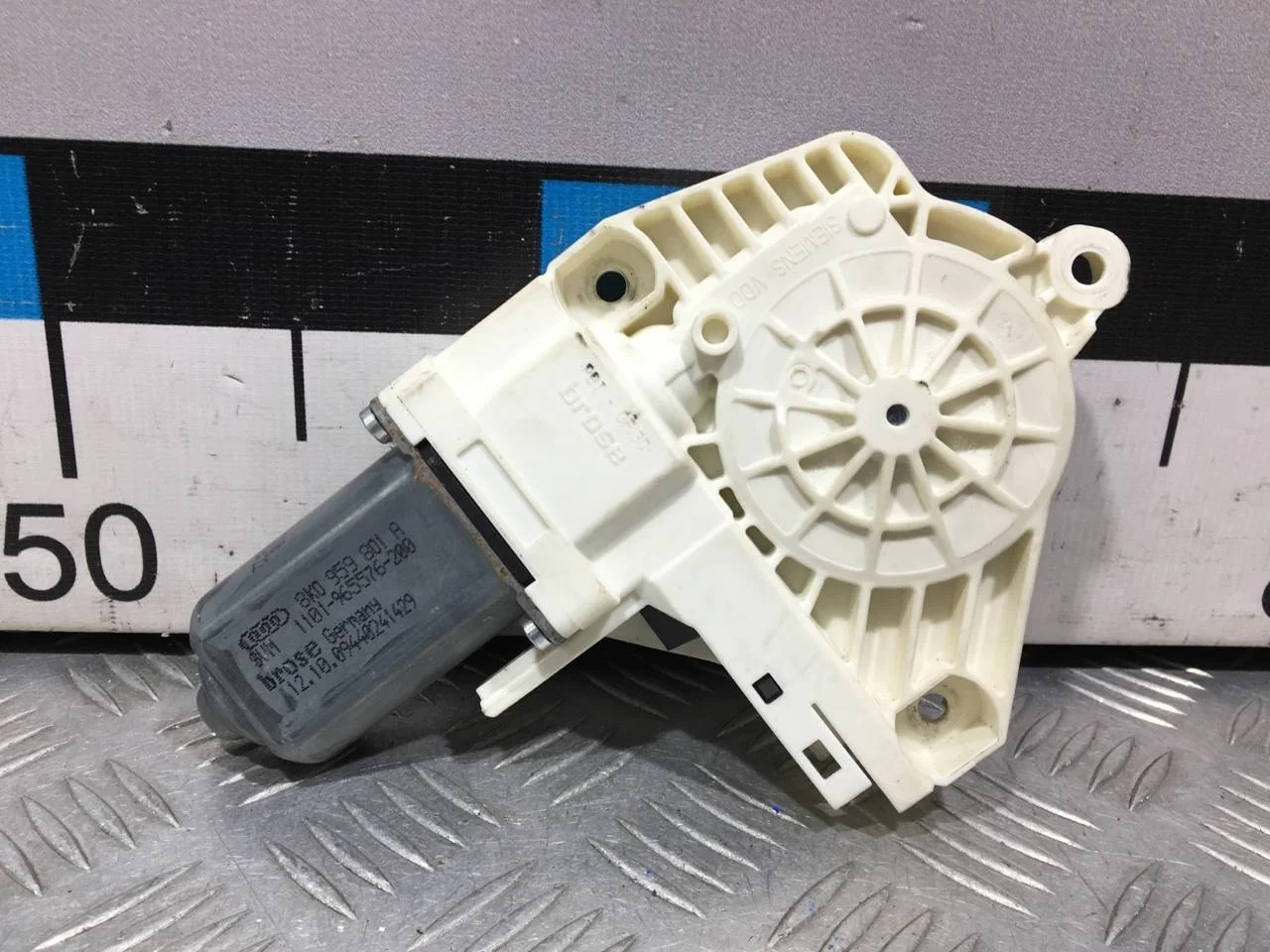 [Б/У] Моторчик стеклоподъемника левый [Код: 00677039 ]