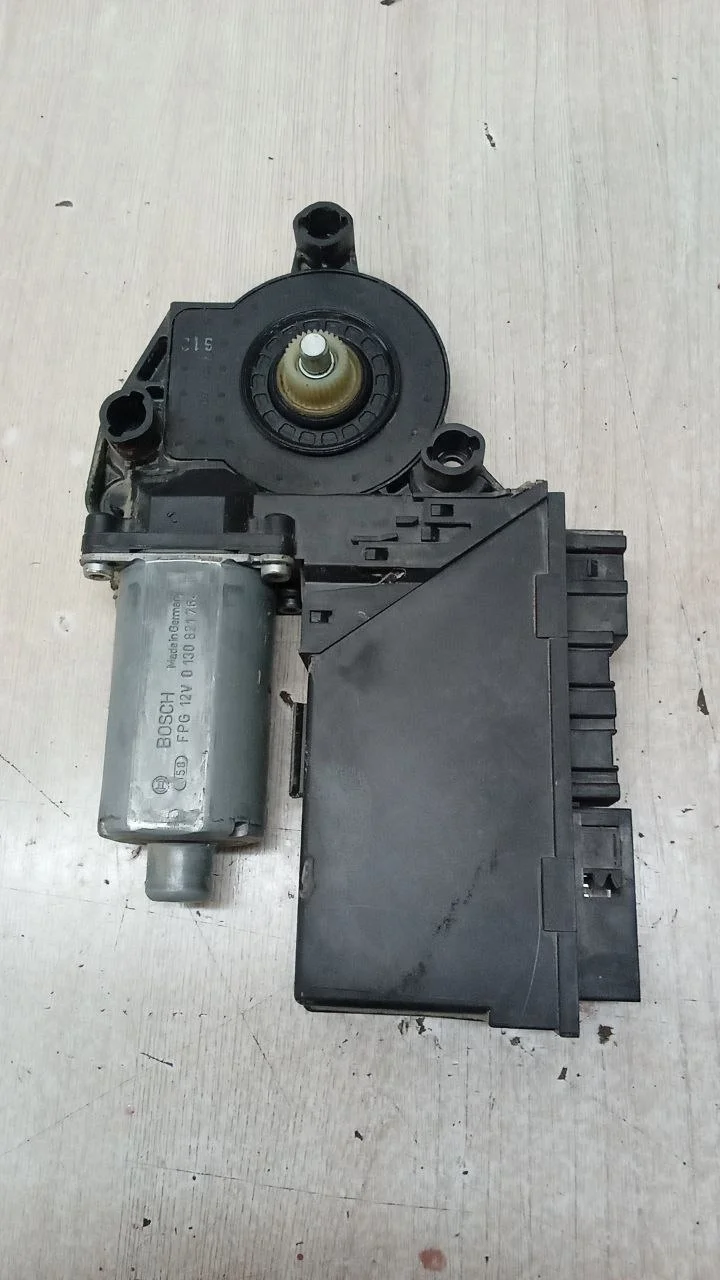 [Б/У] Моторчик стеклоподъемника перед правый [Код: 00627020 ]